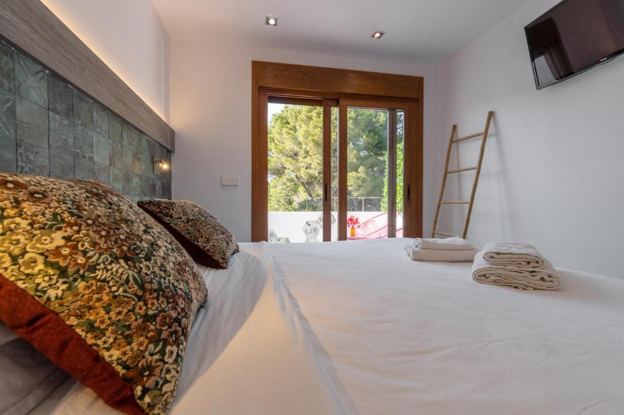 Hostal Restaurante Pou Des Lleo Sant Carles de Peralta ภายนอก รูปภาพ